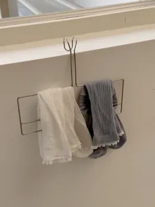 Détail de chaussettes slouch en dentelle douce japonaise, chaussettes mi-hautes côtelées.