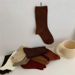 Minimalistische gerippte Baumwollsocken in Erdtönen, gemütliche Alltagsstapel und Wanddisplay.