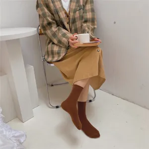 Detailaufnahme brauner Ripp-Mittelsocken, weiche Baumwolltextur, ideal für Herbstkleidung.