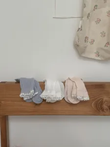 Vue détaillée de chaussettes slouch à volants en dentelle style japonais, douces et aérées.