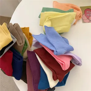 Bequeme Baumwoll-Einfarben-Mittelsocken in verschiedenen lebendigen Farben für Damen.