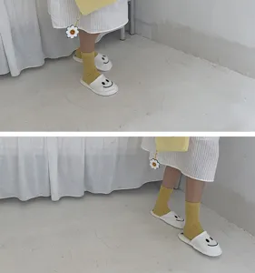 Chaussettes en coton unies mi-hautes pour femmes avec pantoufles et pendentif marguerite.