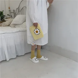 Chaussettes décontractées unies mi-hautes en coton pour femmes, détail de style de vie.