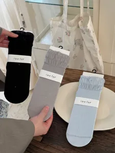 Nahaufnahme von transparenten Seidenoptik Ballett Rüschensocken mit Papierverpackung.