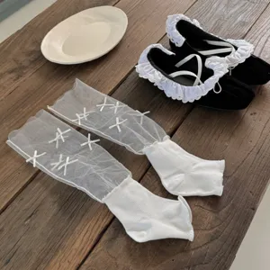 Schattige mesh beenwarmers met strik en zwarte ballerina's, meisjesachtige ins zomersokken.