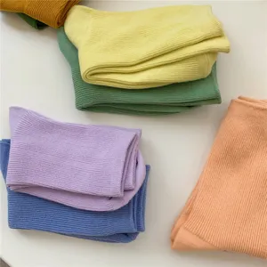 Detailansicht von bunten einfarbigen gerippten Baumwollsocken fuer den alltäglichen Look.