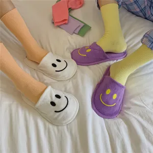 Nahaufnahme Detail von bequemen einfarbigen Rippsocken und niedlichen Smiley Hausschuhen.