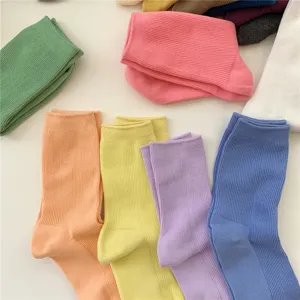 Detailansicht farbiger einfarbiger Rippenstrümpfe, weiche Baumwollmischung, viele bunte Farben.