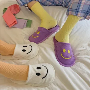 Gemütliche Hausschuhe und süße Stinosocken Detail, weicher Baumwollstrick, bequemer Tragekomfort.