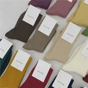 IOULOR chaussettes unies côtelées en coton mi-haut, vue détaillée de style japonais.
