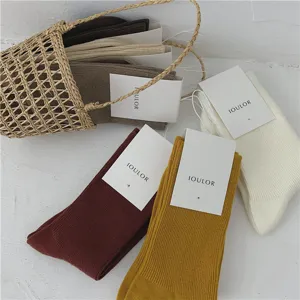 Vue rapprochée de chaussettes slouch unies côtelées pour femmes en plusieurs couleurs.