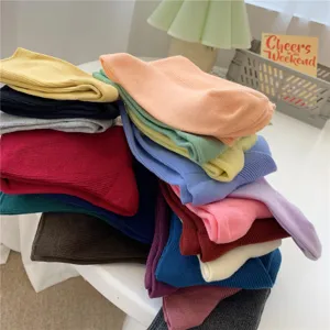 Bunte einfarbige Slouch-Socken Detailaufnahme, lässige Baumwoll-Mittelsocken für Damen alltag.