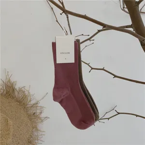 Chaussettes mi-mollet en coton uni pour femmes, vue détaillée, style minimaliste décontracté.