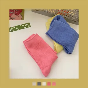 Bequeme einfarbige feingerippte Mittelsocken für Damen, ideal für den herbstlichen Alltag.