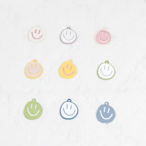 Bunte Legierung Smiley Gesichter Anhänger Detailansicht für handgemachte Halsketten und Armbänder.