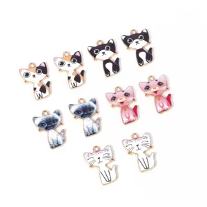 Gedetailleerd overzicht van schattige kattenhangers in diverse kleuren voor DIY sieraden.