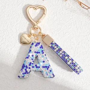 Vue détaillée du porte-clés lettre A en strass étincelant avec un charm en cœur.