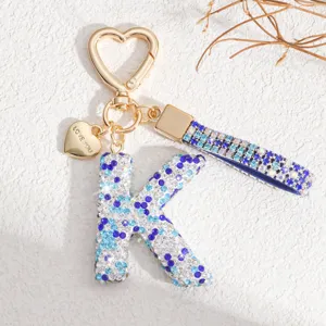Porte-clés lettre K en strass avec pendentif cœur et bracelet en cristal bleu.