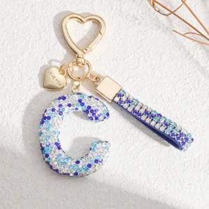 Porte-clés lettre C en strass étincelant avec fermoir cœur et lanière en cristal scintillante.