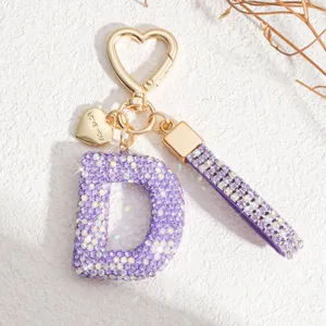 Porte-clés lettre D en strass violet, vue détaillée de l'anneau en cristal étincelant et joli cœur.