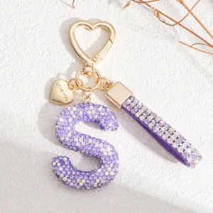 Porte-clés lettre S en strass violet scintillant avec fermoir cœur et pendentif amour sac.
