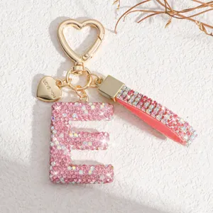Porte-clés lettre E en strass rose avec mousqueton cœur et pendentif pour femmes