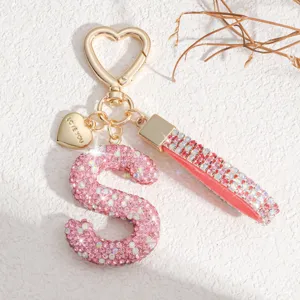 Porte-clés lettre S en strass rose avec fermoir cœur pour sacs de femmes et clés de voiture.