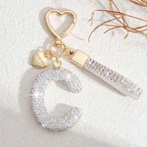 Porte-clés lettre C en strass étincelant avec fermoir cœur et pendentif de sac en cristal.
