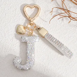 Porte-clés lettre J en or avec strass scintillants et charm cœur mignon pour sacs de femmes.