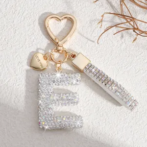 Porte-clefs lettre E en strass style europeen et americain avec fermoir coeur brillant.