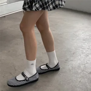 Vue détaillée de chaussettes mi-mollet blanches pour femmes avec broderie œil mignon.