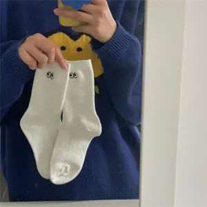 Chaussettes mi-mollet blanches avec yeux brodes mignons, chaussettes en coton decontractees.