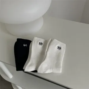 Chaussettes mi-hautes brodees de yeux mignons, chaussettes casual en coton minimaliste noir et blanc.