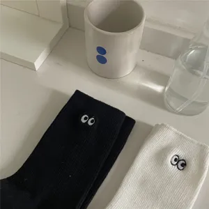 Chaussettes mi-hautes en coton à petits yeux brodés, style décontracté, noir et blanc.