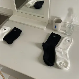 Chaussettes mi-hautes en coton à broderie d'yeux mignons en noir et blanc, style décontracté.