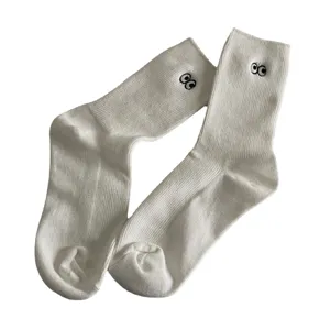 Chaussettes mi-mollet blanches à yeux drôles brodés mignonnes pour femmes, en coton doux.