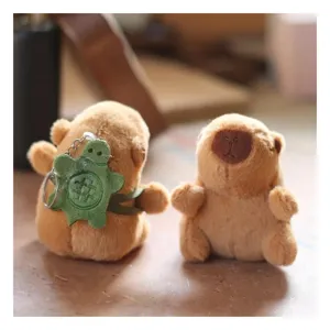 Delizioso portachiavi in peluche capybara con zainetto tartaruga, soffice animaletto beige.