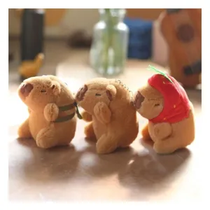 Portachiavi in peluche capibara carino con zaino tartaruga e cappello di fragola morbido.