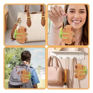 Schattige Capybara pluche sleutelhanger knuffeldier met kleine rugzak detailweergave