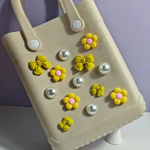 Borsa da spiaggia beige in EVA borsa jelly decorata con fiori gialli perle e fiocchi.