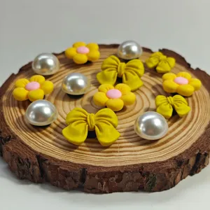 Set di ciondoli per borsa con fiocco di fiori gialli e perle, ideale per decorare la borsa.