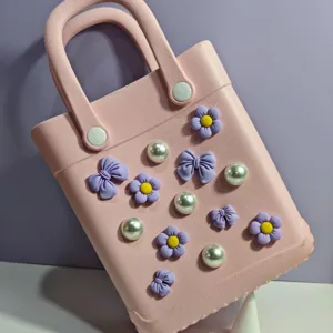Borsa da mare in EVA rosa con fiori viola e perle decorative per vacanze estive donna.