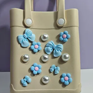 Borsa da spiaggia in EVA beige decorata con fiocchi blu, fiori e perle per le vacanze.