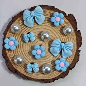 Set di ciondoli scarpe con fiocco blu e fiore, accessori perle fai da te per borse e zoccoli.