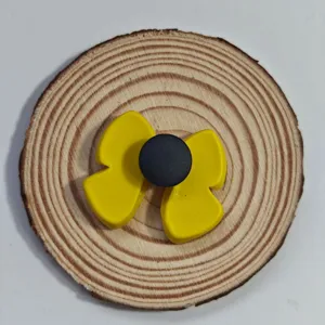 Dettaglio charm fiocco giallo, simpatico accessorio per borse mare EVA e scarpe.