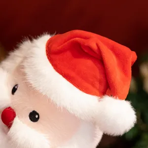 Nahaufnahme des Plüsch-Weihnachtsmanns, weiches Festtagsspielzeug und süße Weihnachtsdeko.