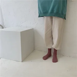 Vue détaillée de chaussettes unies côtelées mi-hautes, coton doux, style vintage quotidien.