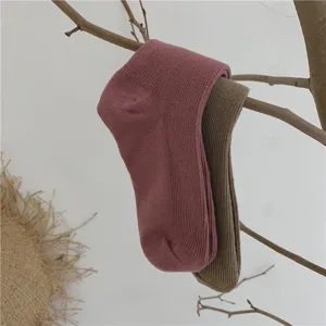 Vue détaillée de chaussettes mi-hautes côtelées pour femmes en couleurs unies, coton.