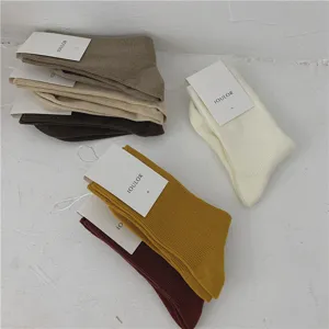 Ensemble de chaussettes en coton doux, chaussettes unies empilées, style minimaliste, confort.