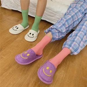Damen Baumwoll Socken und Plüschhausschuhe Detailansicht für gemütlichen Herbststil.